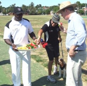 *Enjoying the healthy fruit on offer: L-R: MVCC Coach Vic Hodge, Jim Polonidis with Phoenix, and Victorian Health Minister David Davis.